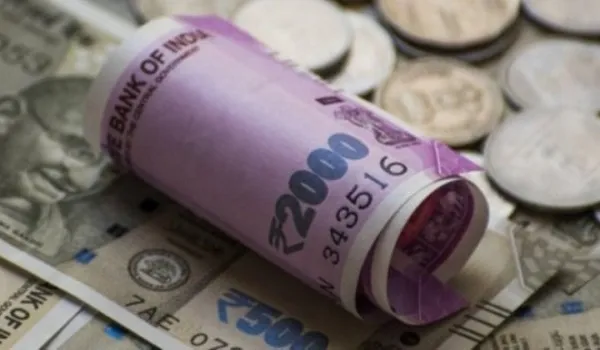 Dollar vs Rupee: रुपया शुरुआती कारोबार में चार पैसे टूटकर 82.80 प्रति डॉलर पर